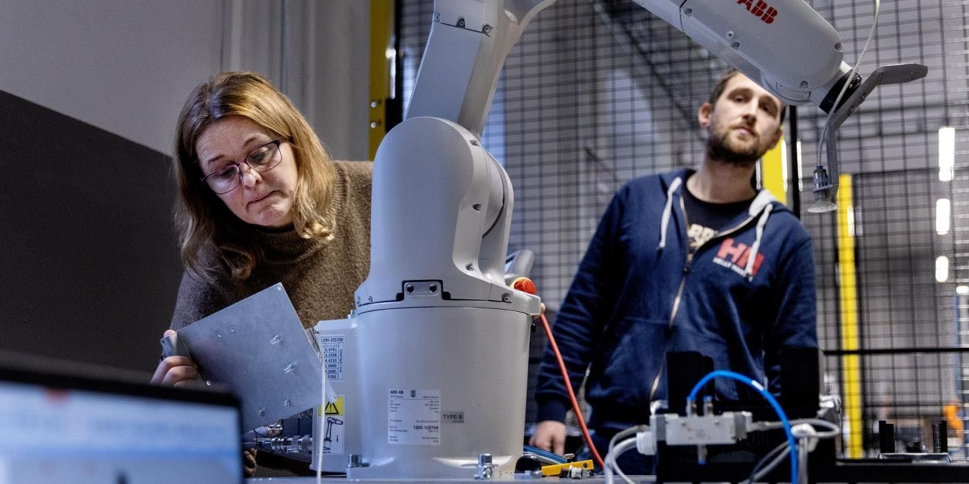 I noen moduler foregår noe av undervisningen på Læringsfabrikken på Raufoss, med bruk av blant annet roboter. 