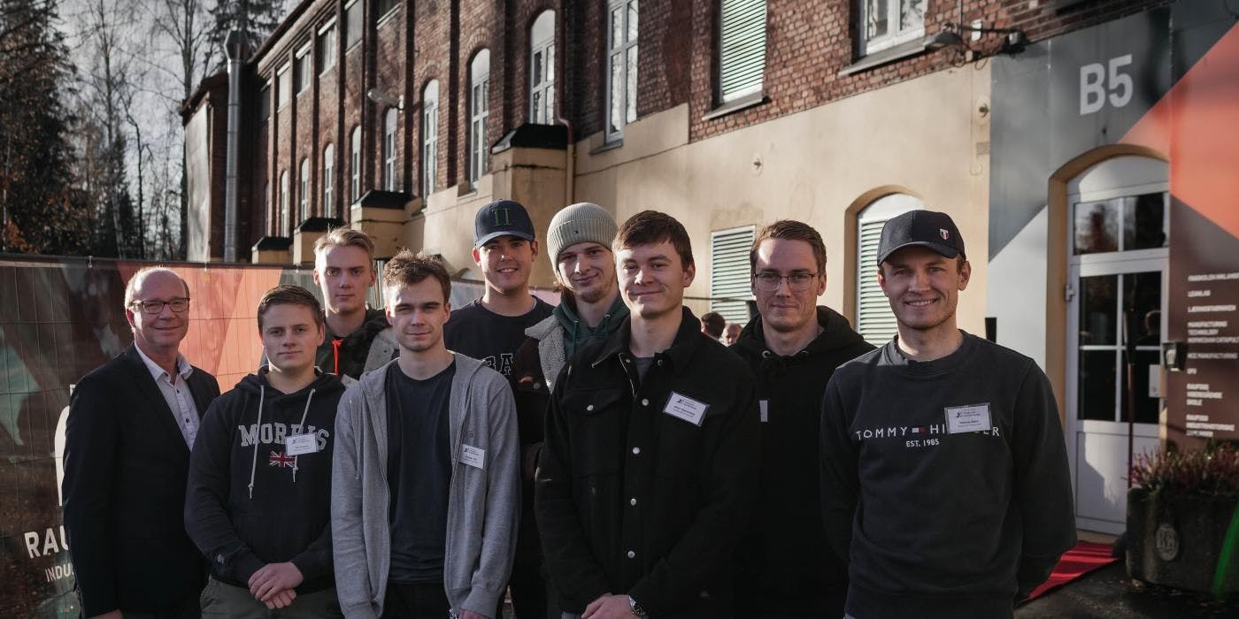 Ketil Kjenseth (t.v.) sammen med studentene som deltok på Industrikonferansen under Industridagene på Raufoss.